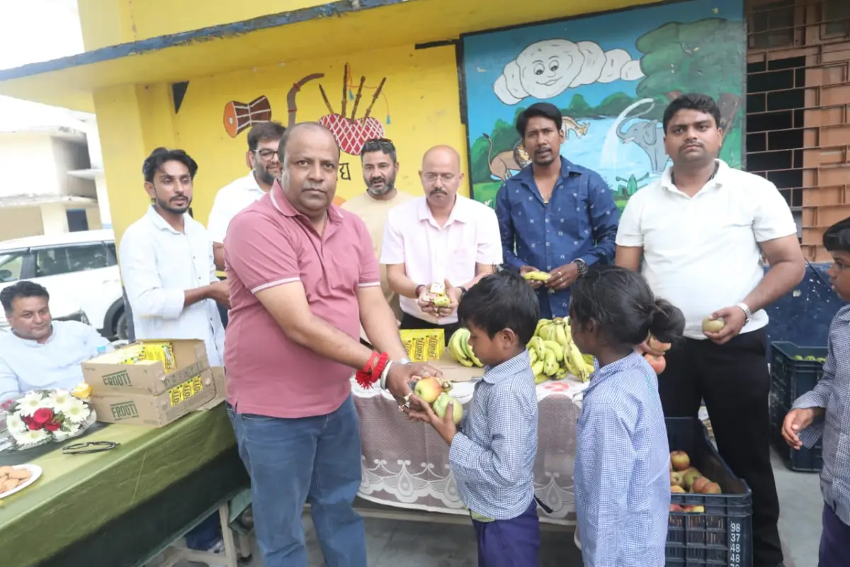 शिक्षा मंत्री डॉ. धन सिंह रावत के जन्मदिन पर हल्द्वानी में सेवा का संदेश, स्कूलों में बच्चों को बांटे फल