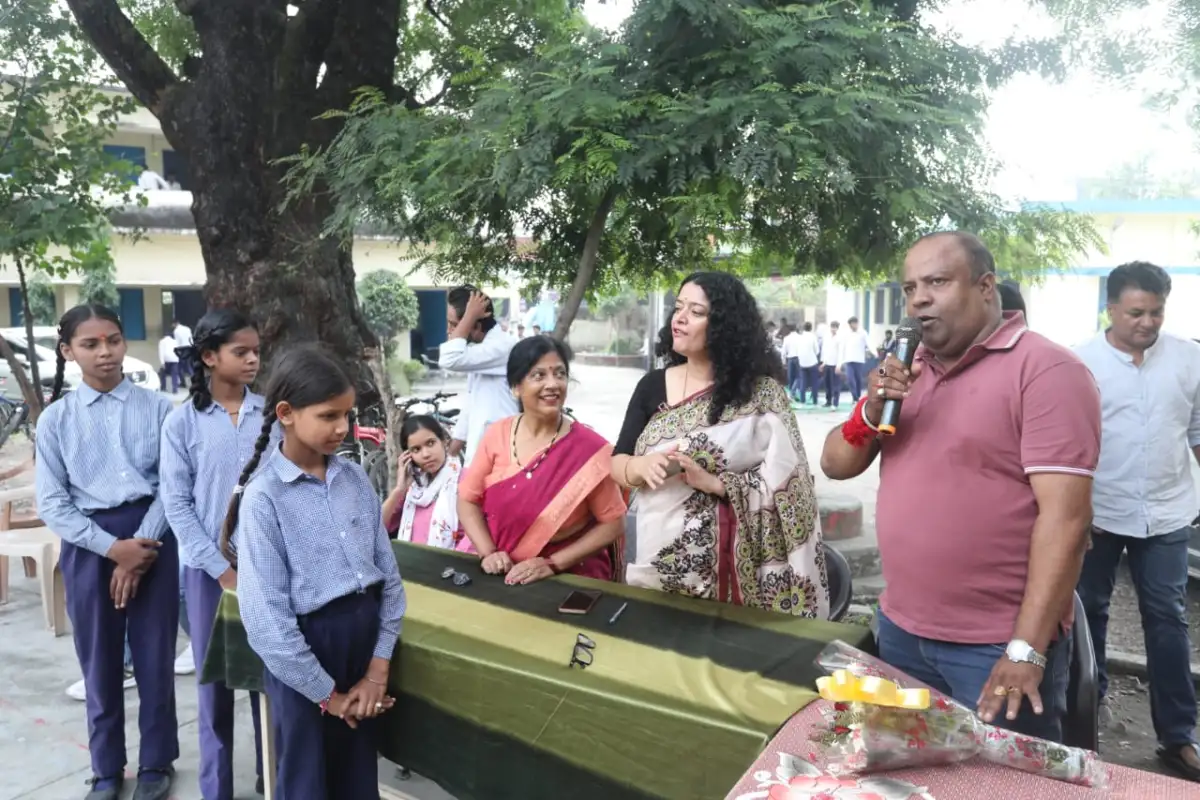 शिक्षा मंत्री डॉ. धन सिंह रावत के जन्मदिन पर हल्द्वानी में सेवा का संदेश, स्कूलों में बच्चों को बांटे फल