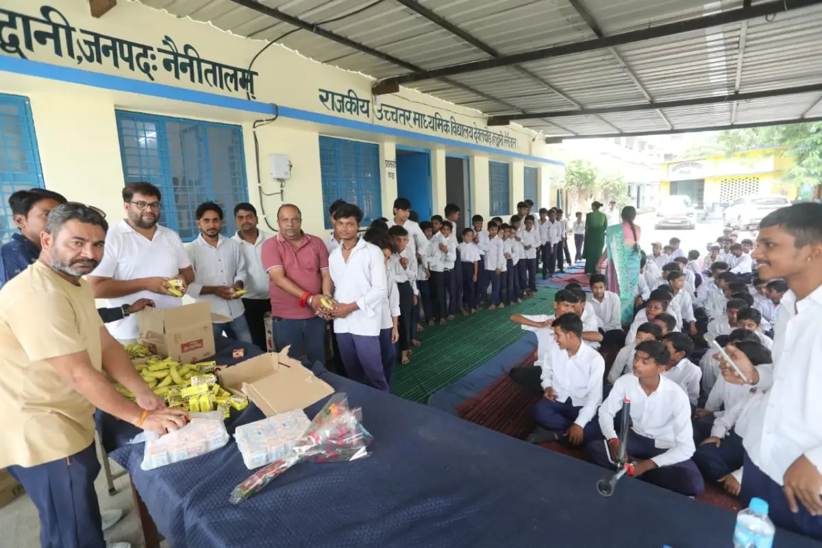 शिक्षा मंत्री डॉ. धन सिंह रावत के जन्मदिन पर हल्द्वानी में सेवा का संदेश, स्कूलों में बच्चों को बांटे फल