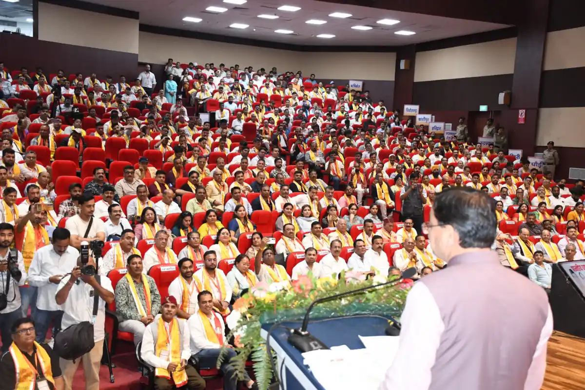 व्यापारियों के लिए धामी का बड़ा ऐलान! आपदा राहत से लेकर बाजारों की सड़कों तक, 8 घोषणाओं से कारोबारियों को राहत की उम्मीद