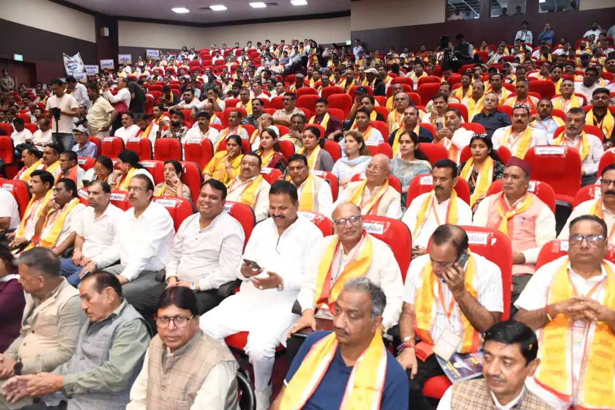 व्यापारियों के लिए धामी का बड़ा ऐलान! आपदा राहत से लेकर बाजारों की सड़कों तक, 8 घोषणाओं से कारोबारियों को राहत की उम्मीद